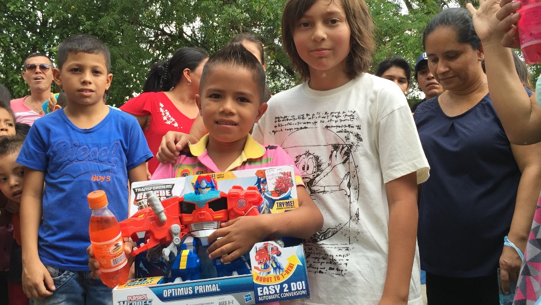 give christmas gifts to needy families